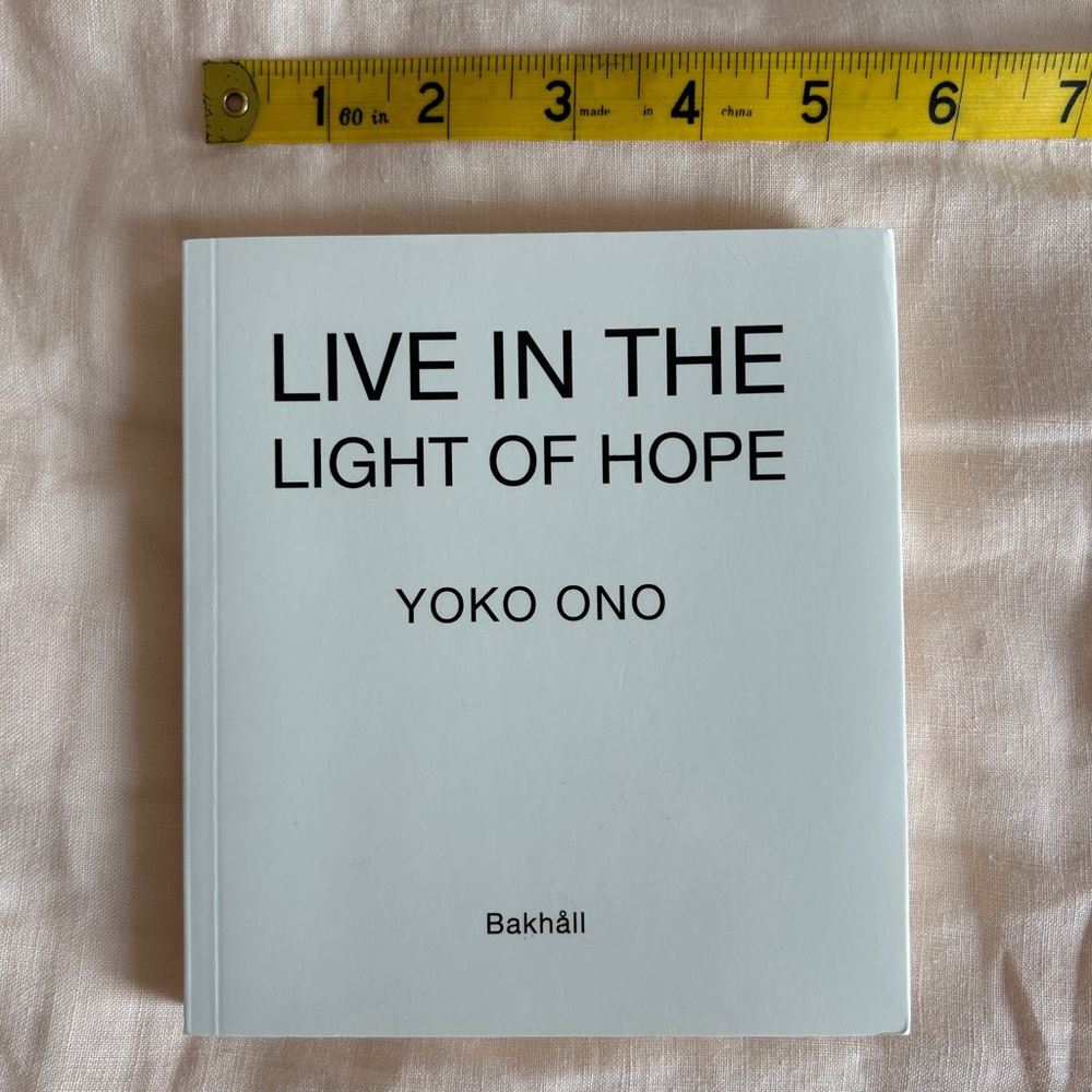 Yoko Ono Live in the Light of Hope Bakhåll paperback 2018